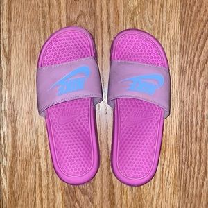 pink nike slides 💕💗